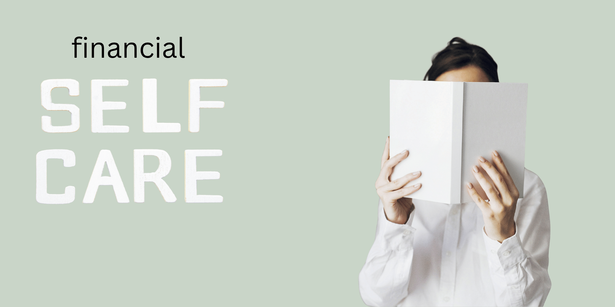 Frau hinter weißem Buch, daneben der Text "financial SELF CARE". Symbolbild für finanzielle Selbstfürsorge.