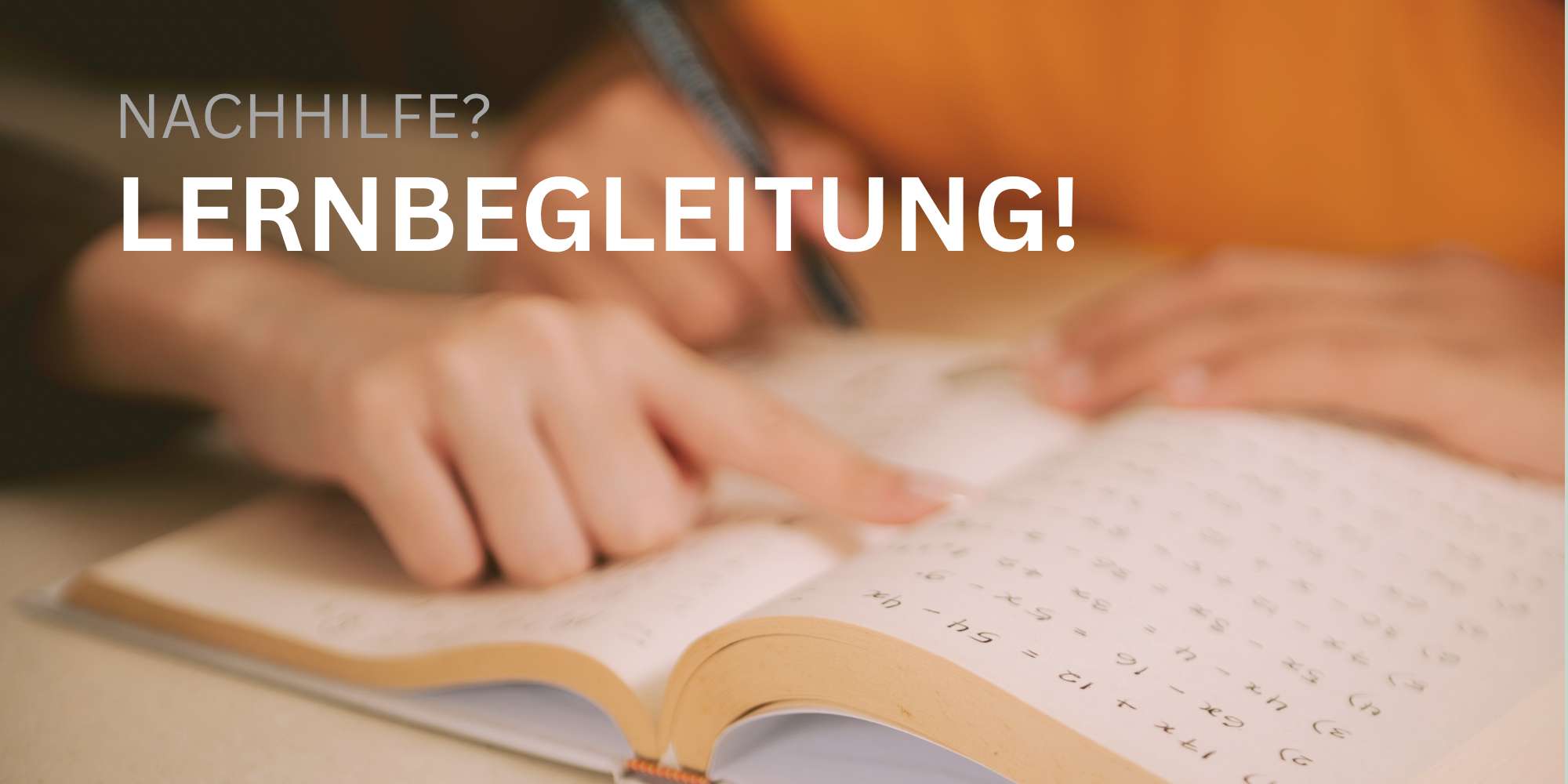 Lernsituation bei der ein Buch und Hände zu sehen sind mit der Schrift "Nachhilfe? Lernbegleitung!"
