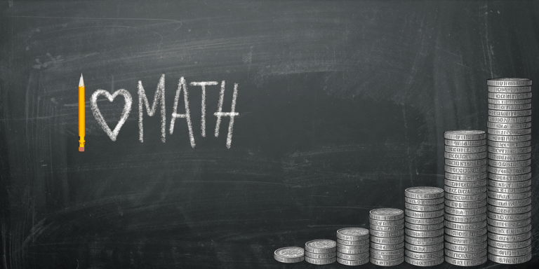 Schwarzer Tafelhintergrund mit dem Text "I love math" und daneben Münzstapel, die durch exponentielle Zunahme den Zinseszinseffekt veranschaulichen.