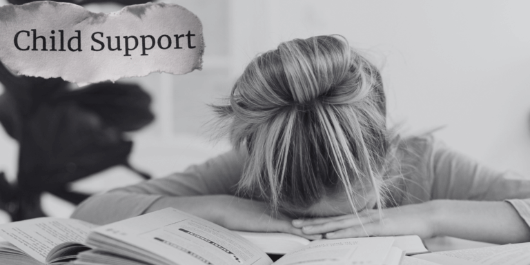 Verzweifeltes Mädchen mit gesenktem Kopf bei den Hausaufgaben und Text "Child support". Symbolbild für Druck und Leistung.