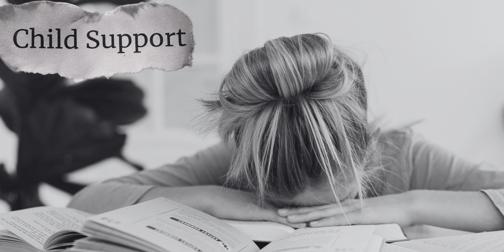 Verzweifeltes Mädchen mit gesenktem Kopf bei den Hausaufgaben und Text "Child support". Symbolbild für Druck und Leistung.