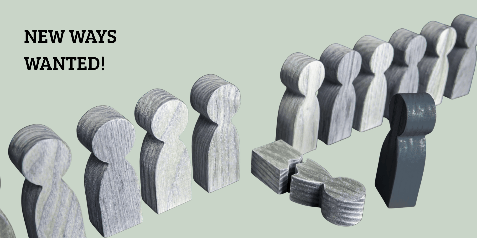 Gleichförmige Holzfiguren stehen aufgereiht nebeneinander, eine Figur ist umgefallen und zerbrochen. Vor der Reihe steht eine andersfarbige Holzfigur. Symbolbild für ein starres Schulsystem und die Notwendigkeit von Schulentwicklung.